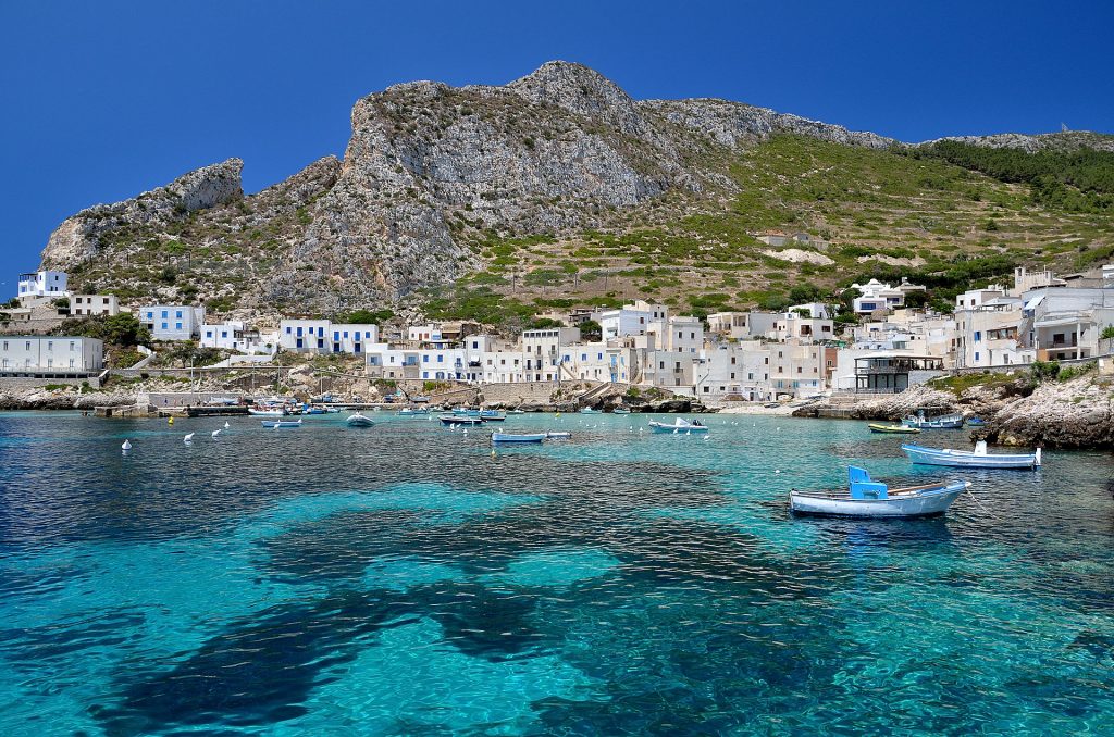 Levanzo in barca a vela